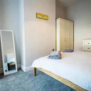 Holiday home Spacious, Modern 4 Bed House Close To City Centre